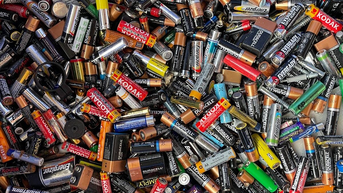 Учебный год 2024-2025 завершился и мы отправляем все собранные батарейки на переработку!