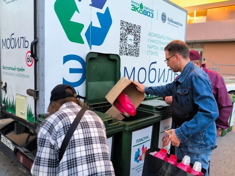 Вчера, в самарском дворе по адресу Съездовская, 9, работал наш Экомобиль и выставка «Вторая жизнь отходов».