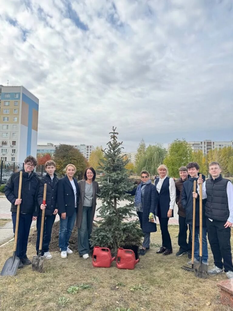 Компания «ЭкоВоз» подготовила особенный приз для победителей городского конкурса «Школа за раздельный сбор» — живую голубую ель.
