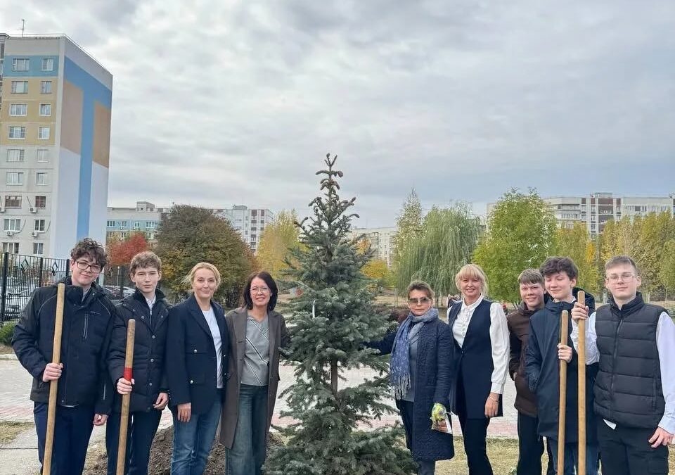 Компания «ЭкоВоз» подготовила особенный приз для победителей городского конкурса «Школа за раздельный сбор» — живую голубую ель.